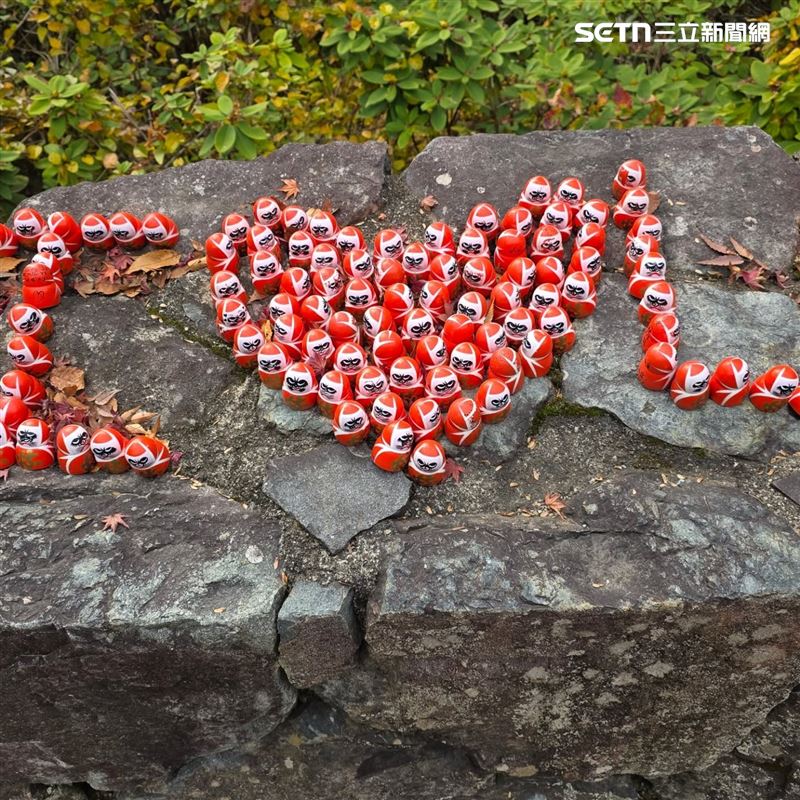 中國大媽毀壞「台灣」、「TW」達摩群，台灣人衝勝尾寺復原。（圖／翻攝自Threads @wuhsuehlin帳號）