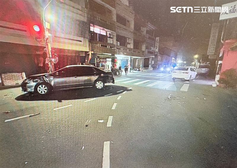 彰化同安所員警半夜處理交通事故，遭酒駕男開車撞傷送醫。（圖／翻攝畫面）