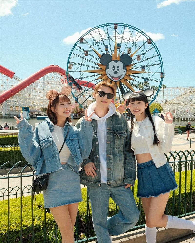 簡廷芮日前和王子、王品澔、粿粿等人去美國行神情興奮，還有招牌吐舌頭表情。（圖／翻攝自IG、threads）