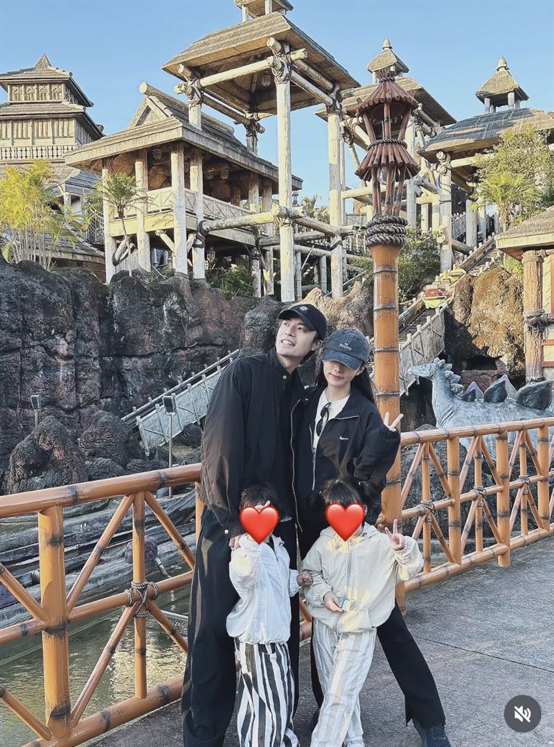 簡廷芮發文分享最新全家福，神情沒有開心的感覺。（圖／翻攝自IG、threads）