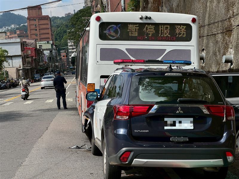 公車駕駛臨停在紅線上遭警車追撞。（圖／翻攝畫面）