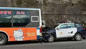 新北市新店區今天（1日）上午11時許發生一起車禍，一輛警車行經北宜路、中生路口時，撞上一輛臨停在路邊紅線上的公車，據了解，開車的鄭姓男員警（34歲）疑因恍神未注意車前狀況肇事，所幸並無人員受傷。