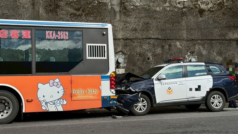 北市保大一輛警車行經新店時撞上路邊公車。（圖／翻攝畫面）