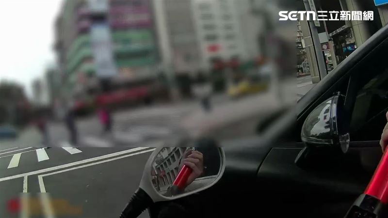 北市曾男開保時捷酒駕違規遭攔查，反過來要求警方出示證件。（圖／翻攝畫面）