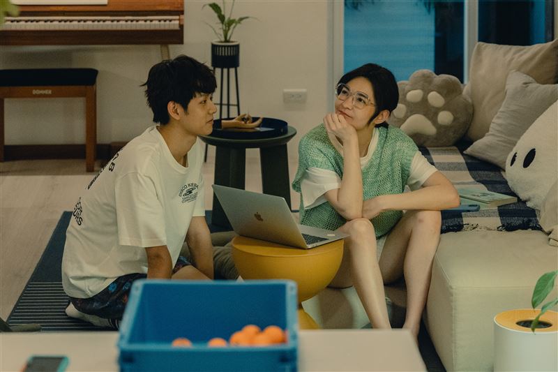 洪暐哲（左）是「向日葵弟弟」，看到張榕容（右）眼神就會亮起來。（圖／六魚文創提供）