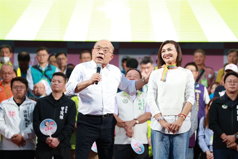 邱議瑩11月30日在鳳山區舉辦首場大造勢，前行政院長蘇貞昌現身力挺。（圖／翻攝自邱議瑩臉書）