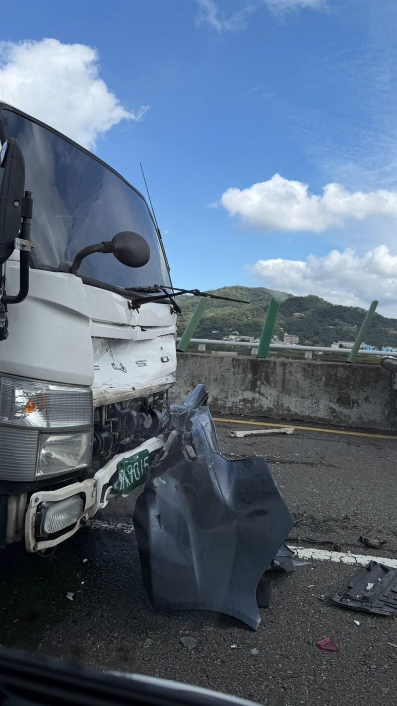 大貨車疑似煞車不及，撞擊前方正在執行勤務的警車。（圖／翻攝自《竹東小鎮》）