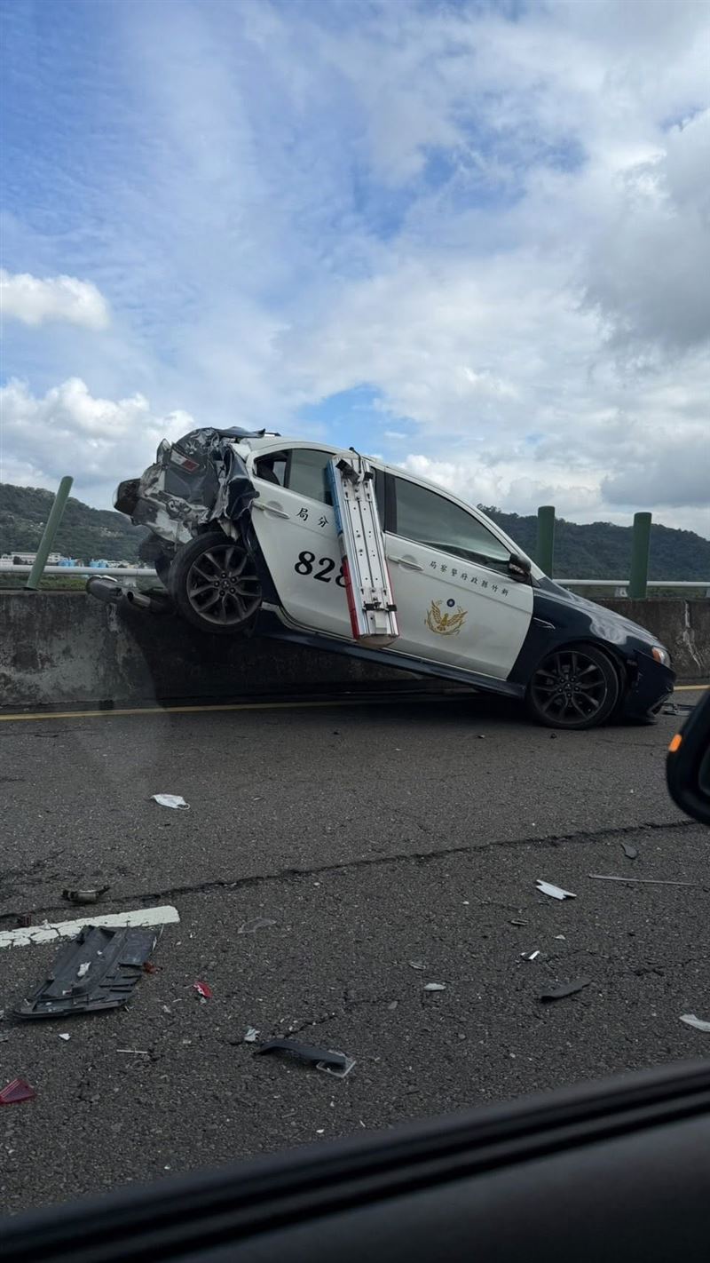 警車被追撞後，噴飛卡在中央護欄上。（圖／翻攝自《竹東小鎮》）