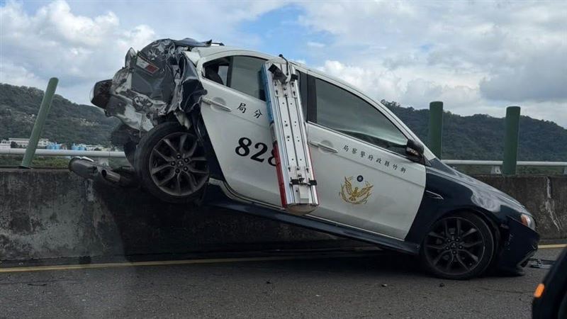 新／大貨車台68肇事！警車噴飛卡中央護欄