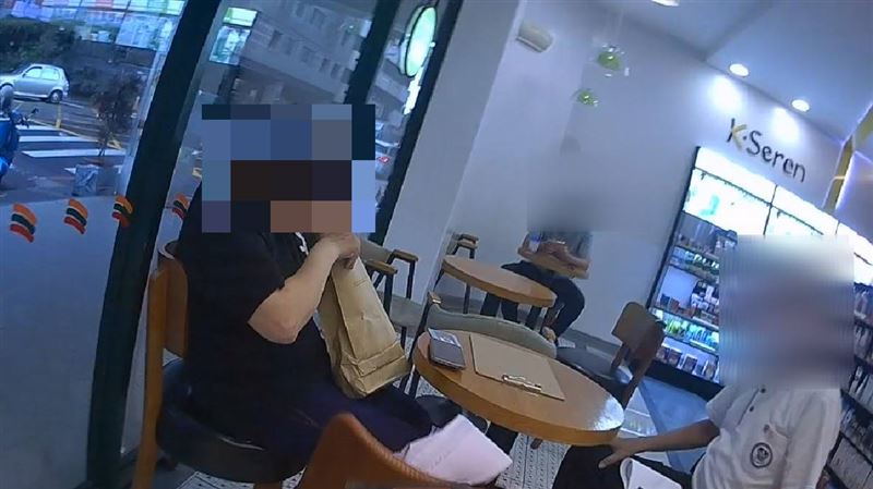 45歲女車手打扮低調樸素，讓被害者放下戒心，在超商面交時當場遭員警逮捕。(圖／翻攝畫面)