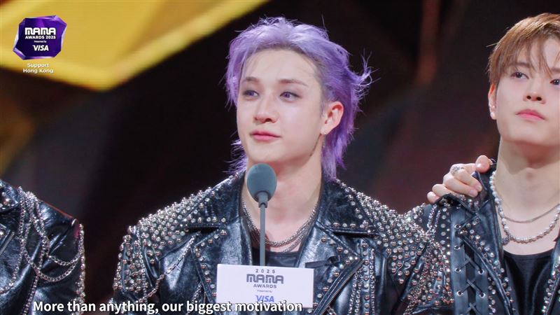 Stray Kids隊長方燦（左）哽咽感謝成員、公司職員及粉絲。（圖／翻攝自Mnet Plus）