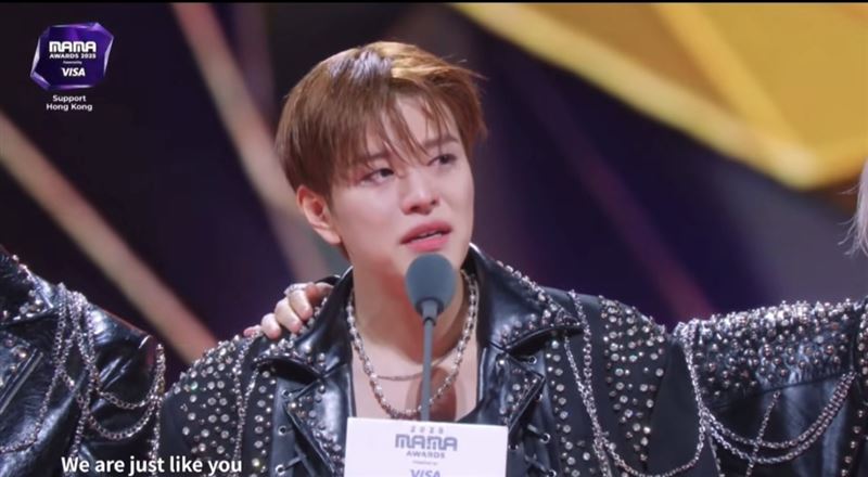 Stray Kids成員昇玟淚謝粉絲們的支持。（圖／翻攝自Mnet Plus）