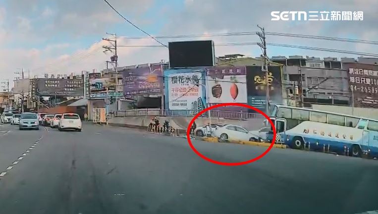 白色轎車猛撞路口號誌桿，車輛騰空飛起旋轉270度。（圖／翻攝畫面）