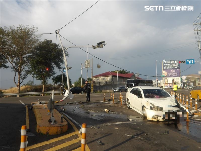 台中外埔區發生自撞車禍，白色轎車猛撞路口號誌桿，車輛騰空飛起旋轉270度。（圖／翻攝畫面）