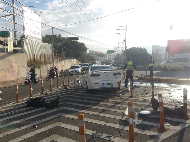白色轎車猛撞路口號誌桿，車輛騰空飛起旋轉270度。（圖／翻攝畫面）