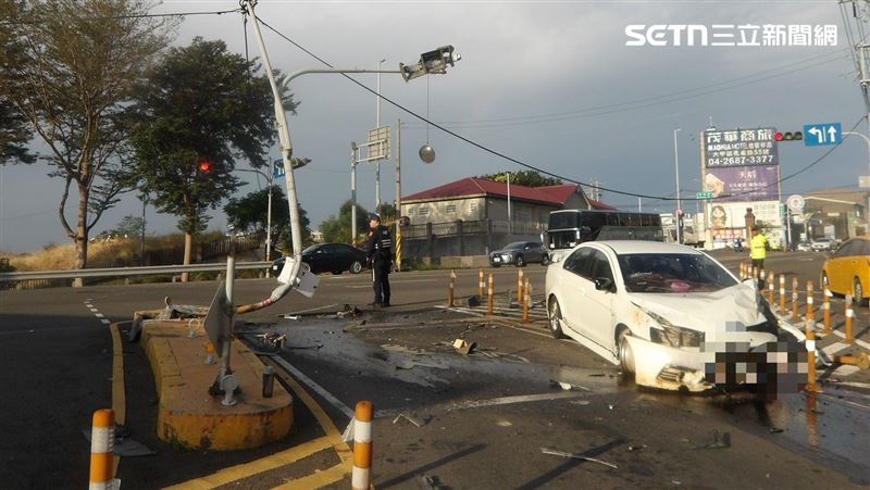 男路口猛撞號誌桿！騰空飛轉270度畫面曝