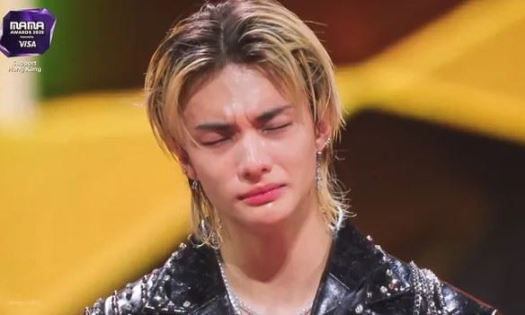 Stray Kids成員鉉辰忍不住落淚，難掩得獎的喜悅與感動。（圖／翻攝自Mnet Plus）