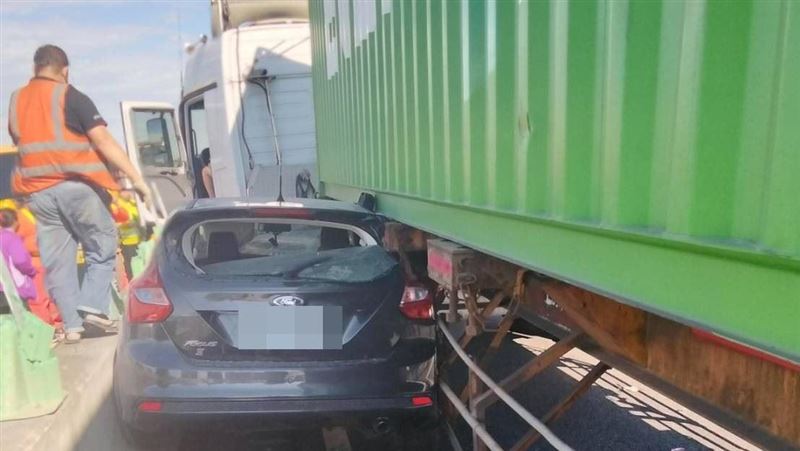新／貨櫃車國道爆胎　轎車變「夾心餅乾」