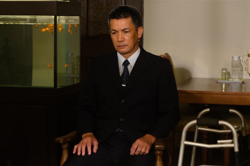 伊正在劇中人生從天堂掉到谷底，一手創建環保站。（圖／大愛提供）