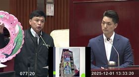 洪健益質詢時送蔣萬安救生圈（圖／翻攝畫面）