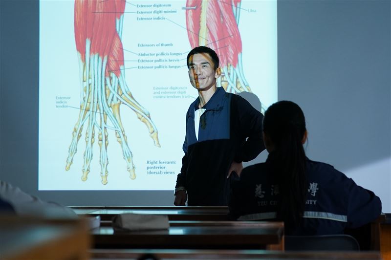 楊一展飾演花蓮慈濟模擬醫學中心主任。（圖／大愛提供）