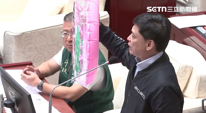 洪健益質詢時送蔣萬安救生圈（圖／翻攝畫面）