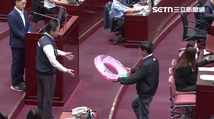 洪健益質詢時送蔣萬安救生圈（圖／翻攝畫面）