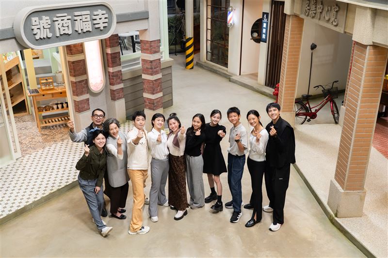 （左起）余子嫣、謝其文、柯素雲、侯彥西、嚴正嵐、阮安妮、宋亭頤、邵奕玫、洪君昊、吳奕蓉、潘君侖拍攝情境喜劇《大愛街二巷》。（圖／大愛提供）