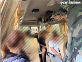 苗栗警攔違規中巴　車上22人全上銬帶走（圖／翻攝畫面）