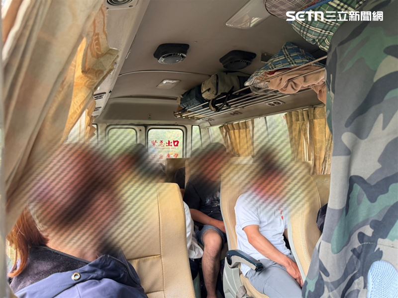 苗栗警攔違規中巴　車上22人全上銬帶走