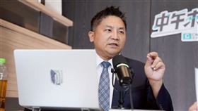 吳宗憲接受政論節目《中午來開匯》主持人黃光芹專訪。（圖／CNEWS匯流新聞網提供）