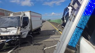 警車台68被撞　2警「短暫失憶」傷勢曝光