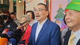 淡水停水引民怨　侯友宜致歉淡北道路工程日前鑽破地下自來水管，導致新北淡水停水逾3天引發民眾不滿；新北市長侯友宜（右2）1日出席活動時，就停水造成民眾困擾致歉。中央社記者王鴻國攝　114年12月1日