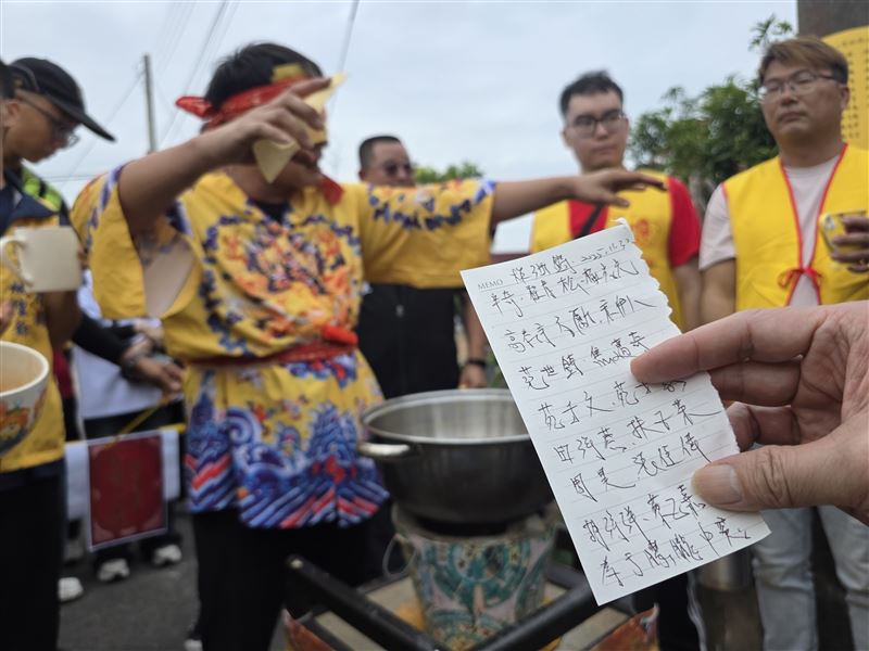 全台唯一炸油鍋！于朦朧17惡人慘了，粉絲寫下17位嫌疑人名單，請求城隍爺將他們「炸」起來為于朦朧申冤。（圖／記者鍾志鵬攝影）