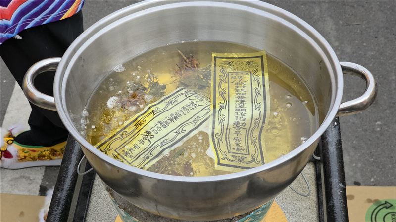 全台唯一炸油鍋！于朦朧17惡人慘了，粉絲寫下17位嫌疑人名單，請求城隍爺將他們「炸」起來為于朦朧申冤。（圖／記者鍾志鵬攝影）