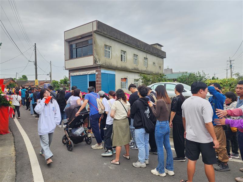 全台唯一炸油鍋！于朦朧17惡人慘了，粉絲寫下17位嫌疑人名單，請求城隍爺將他們「炸」起來為于朦朧申冤。圖為千人排隊等著被城隍爺「炸」掉小人、厄運。（圖／記者鍾志鵬攝影）