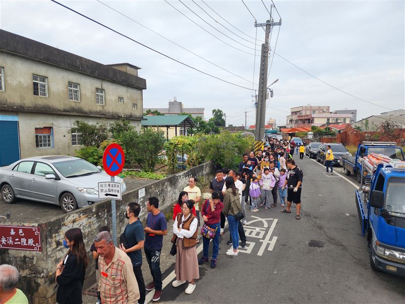 全台唯一炸油鍋！于朦朧17惡人慘了，粉絲寫下17位嫌疑人名單，請求城隍爺將他們「炸」起來為于朦朧申冤。圖為千人排隊等著被城隍爺「炸」掉小人、厄運。（圖／記者鍾志鵬攝影）