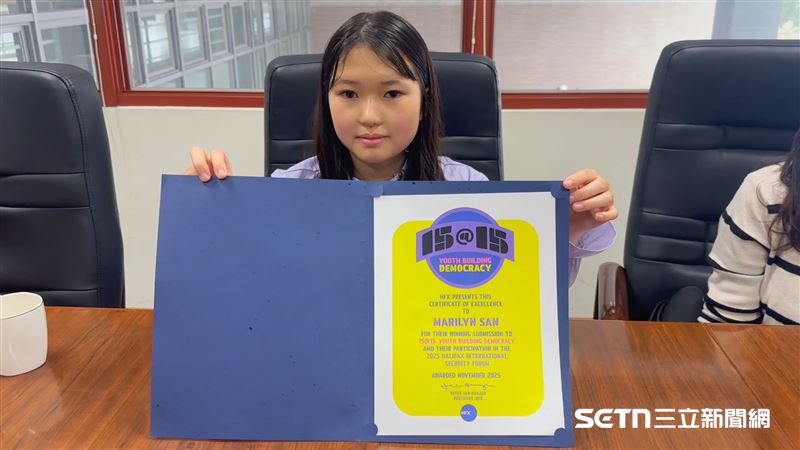 拿著2025年「15@15：青年建構民主」競賽的得獎證書，芯蘋開心地表示，自己非常感謝能夠參加並出席這次活動，這不僅是一個難得的經歷，也讓她得以到從全球性的盛會大開眼界，聆聽和瞭解世界各國的聲音與想法。（圖／記者張雅筑攝）