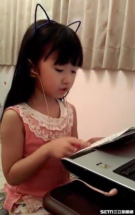 芯蘋表示，自己從4歲開始學習和接觸英文。她的媽媽也分享了女兒幼時的影片，欣慰地說，看到芯蘋不僅獲獎，還能出席全球三大國際安全峰會之一的「哈利法克斯國際安全論壇」，對她來說，這真的是一個別具意義的「母親成就獎」。（圖／受訪者提供）