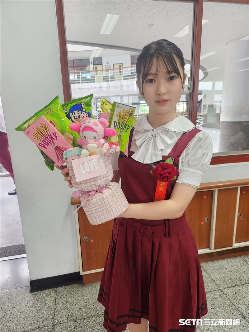 儘管芯蘋年僅15歲，還是名高一學生，但她的指導老師、外語中心應用英語組組長兼應用英語科主任謝宣喻老師對她讚譽有加。謝老師表示，芯蘋從國中時期便是一個充滿想法的孩子，對自己的優勢和未來目標有清晰的認識。她不僅知道自己想要什麼，還時刻保持著學習的熱忱。即便在忙碌的採訪空檔，芯蘋依然隨身攜帶一本書，利用每一刻進行閱讀，展現出她對知識的渴望與持續成長的決心。（圖／受訪者提供）