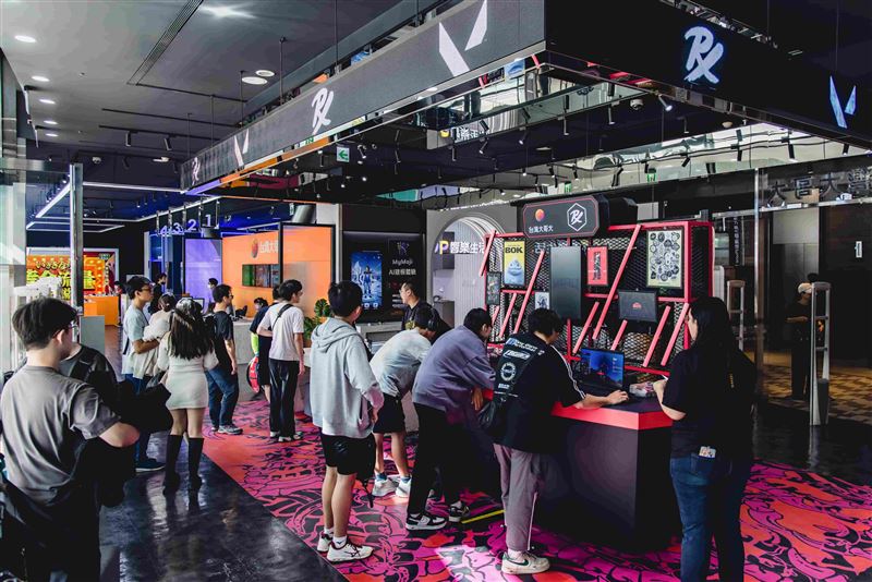 台灣大哥大攜手Riot Games，即日起至12月22日，將台北文創旗艦門市打造為《特戰英豪》VCT多倫多大師賽暨太平洋聯賽第二階段冠軍戰隊「Paper Rex」主題店。（圖／品牌業者提供）