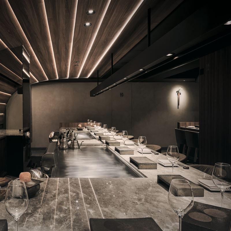 胡先生訂位的位置是料理煎台的前方。（示意圖／翻攝自初魚官網）