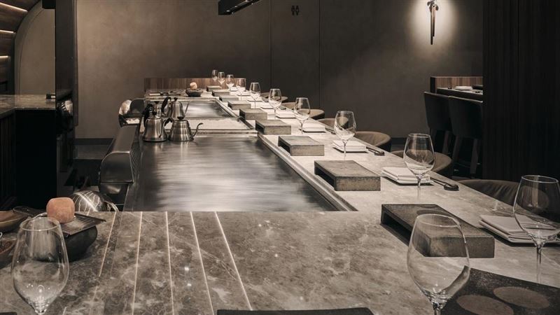 胡先生訂位位置是煎台前方。（示意圖／翻攝自初魚官網）