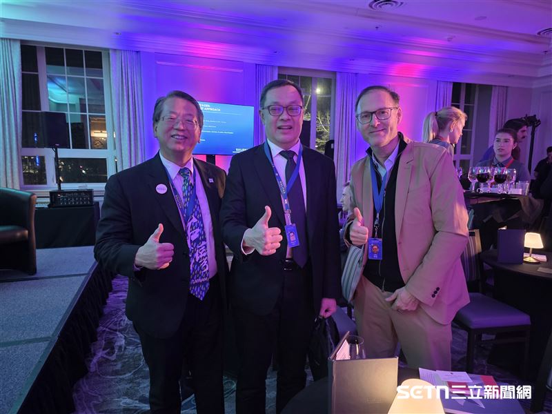 （圖左）國內唯一受邀的非政府組織Hello Taiwan，執行長江明信與（圖中）外交部政務次長陳明祺，出席加拿大哈利法克斯國際安全論壇（Halifax International Security Forum, HISF／HFX），這是全球三大國際安全峰會之一。兩人在論壇期間合影，並深入交流，討論台灣在國際安全議題中的角色與未來發展，展現出對台灣國際參與的強烈支持與合作意向。（圖／受訪者提供）