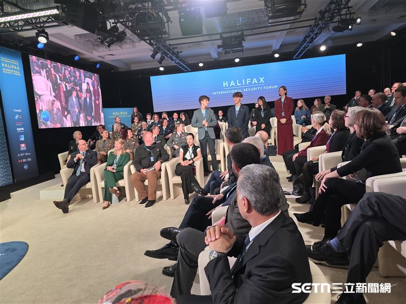 第17屆哈利法克斯國際安全論壇（HISF）於日前圓滿落幕，吸引全球領袖、專家及政策制定者參與。與會者包括來自北美、歐洲、亞洲等地的國家元首、政府首腦、外交部長，以及國際組織代表，如聯合國和北約高層官員。論壇還邀請學者、政策專家提供深度分析，並有來自知名智庫和企業的領袖參與。此外，年輕領袖也在論壇中發聲，像芯蘋這樣的青年代表透過「15@15：青年建構民主」競賽展示其在全球安全議題中的角色。（圖／受訪者提供）