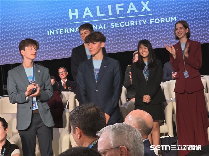 「台灣女孩」芯蘋是2025年第17屆哈利法克斯國際安全論壇（HISF）中備受矚目的年輕代表之一。作為「15@15：青年建構民主」競賽的全球五位得獎者之一，芯蘋展示了對民主與國際安全問題的深刻理解與遠見。她的卓越表現不僅讓世界見證了台灣青年在全球舞台上的崛起，也彰顯了她作為未來領袖的潛力。（圖／受訪者提供）