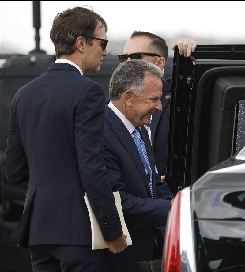 美國總統川普的女婿庫許納（左）與特使魏科夫（右）正要上車離開。（圖／翻攝自X平台 @golub）