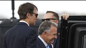 美國總統川普的女婿庫許納（左）與特使魏科夫（右）正要上車離開。（圖／翻攝自X平台 @golub）