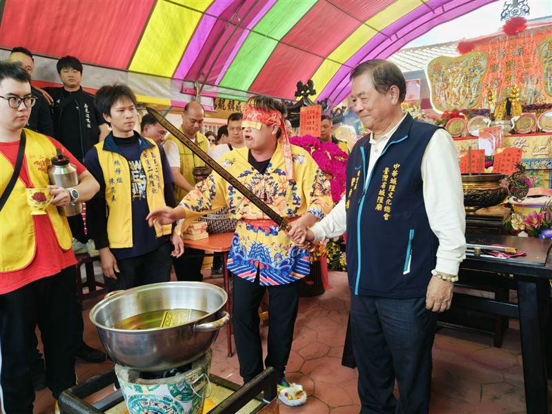 全台唯一炸油鍋！于朦朧17惡人慘了，粉絲寫下17位嫌疑人名單，請求城隍爺將他們「炸」起來為于朦朧申冤。（圖／記者鍾志鵬攝影）