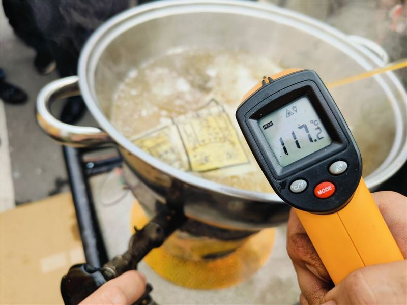 全台唯一炸油鍋！于朦朧17惡人慘了，粉絲寫下17位嫌疑人名單，請求城隍爺將他們「炸」起來為于朦朧申冤。（圖／記者鍾志鵬攝影）